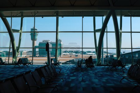 Téléchargez les photos : Portes et salons des départs d'aéroport, hong kong 25 nov. 2023 - en image libre de droit
