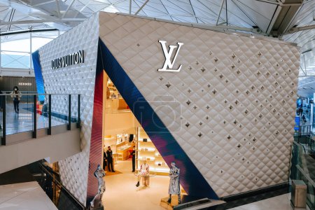 Foto de Logotipo de Louis Vuitton sobre fondo de pared color marfil Nov 25 2023 - Imagen libre de derechos