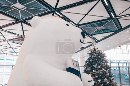 Téléchargez les photos : Arbre de Noël festif et bonhomme de neige en hiver froid Nov 25 2023 - en image libre de droit