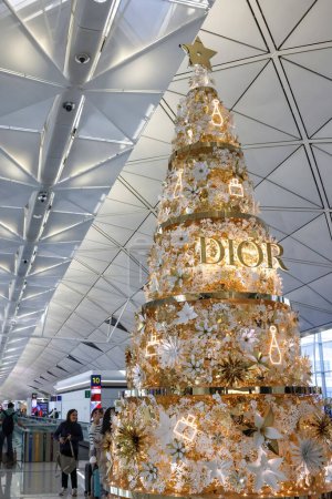 Foto de Una decoración de Navidad en el aeropuerto de Hong Kong. Nov 25 2023 - Imagen libre de derechos