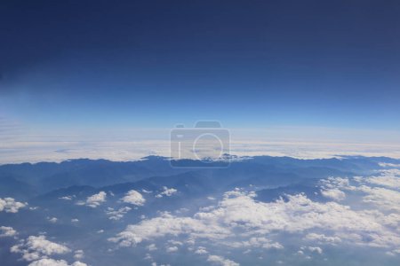 Téléchargez les photos : La vue sur l'île de Taiwan depuis un avion. Nov 25 2023 - en image libre de droit