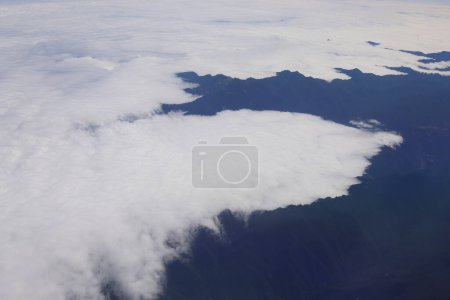 Téléchargez les photos : La vue sur l'île de Taiwan depuis un avion. Nov 25 2023 - en image libre de droit