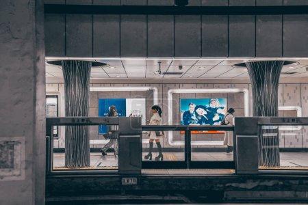 Foto de Viajeros dentro del metro urbano tren durante la hora punta Nov 25 2023 - Imagen libre de derechos