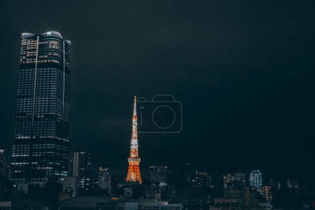 Téléchargez les photos : Vue d'angle de Tokyo skyline au crépuscule, Japon Nov 25 2023 - en image libre de droit