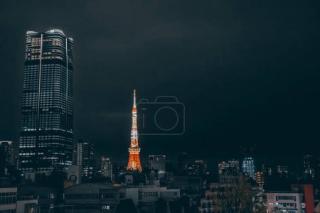 Téléchargez les photos : Vue d'angle de Tokyo skyline au crépuscule, Japon Nov 25 2023 - en image libre de droit
