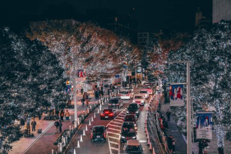 Téléchargez les photos : Paysage urbain nocturne avec une foule animée dans une métropole. Nov 25 2023 - en image libre de droit