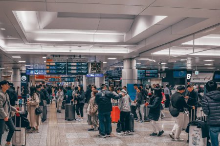 Téléchargez les photos : Le hall de la gare à l'aéroport international. Aéroport de Narita Nov 25 2023 - en image libre de droit