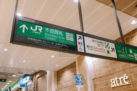Foto de Las grandes tiendas con estación en la estación de Ueno Nov 25 2023 - Imagen libre de derechos
