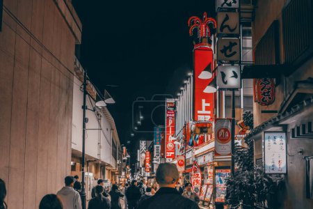 Foto de El Ueno, Ocupada calle urbana con una multitud de personas Nov 25 2023 - Imagen libre de derechos