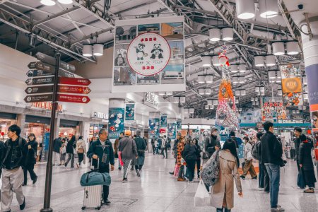 Foto de Las grandes tiendas con estación en la estación de Ueno Nov 25 2023 - Imagen libre de derechos