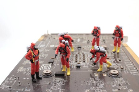 Téléchargez les photos : Équipe d'ingénieurs de réparation carte de circuit imprimé. Concept de réparation informatique - en image libre de droit