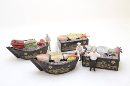 Foto de Plato sashimi japonés escala, sashimi fresco establecido en hielo con el chef - Imagen libre de derechos