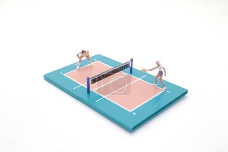 Téléchargez les photos : La figure jouer au tennis sur l'aire de jeux - en image libre de droit