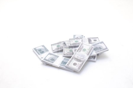 Foto de Escala de la pila de dinero 100 billetes de dólar - Imagen libre de derechos