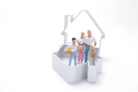 Foto de Un concepto de familia, familia en miniatura con casa en miniatura - Imagen libre de derechos