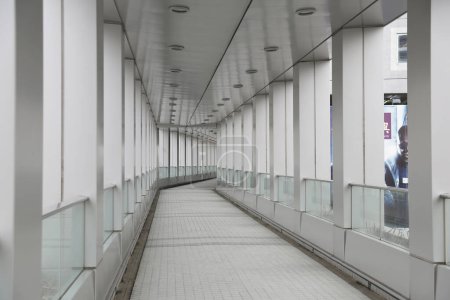 Téléchargez les photos : La Longue passerelle dans le bâtiment moderne - en image libre de droit