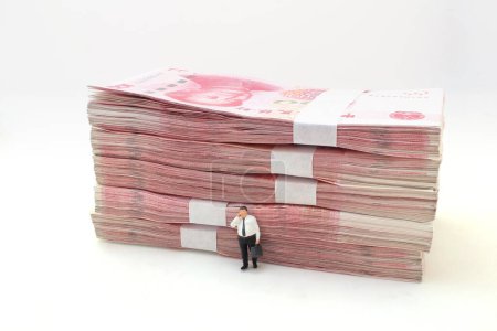 Foto de Un hombre de negocios de pie fuente de pilas de billetes de Yuan chino, - Imagen libre de derechos