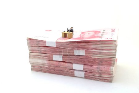 Foto de Trabajador de seguridad en pilas de billetes de Yuan chino - Imagen libre de derechos