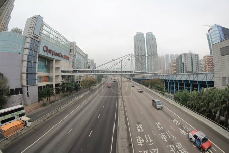 Foto de Hong Kong - March 7 2015: Daytime Honk Kong cityscape with tall apartment blocks at daytime - Imagen libre de derechos