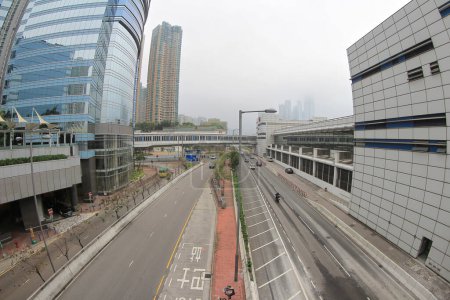Foto de Hong Kong - 7 de marzo de 2015: Paisaje urbano diurno de Honk Kong con altos bloques de apartamentos durante el día - Imagen libre de derechos