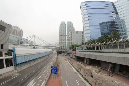 Foto de Hong Kong - 7 de marzo de 2015: Paisaje urbano diurno de Honk Kong con altos bloques de apartamentos durante el día - Imagen libre de derechos