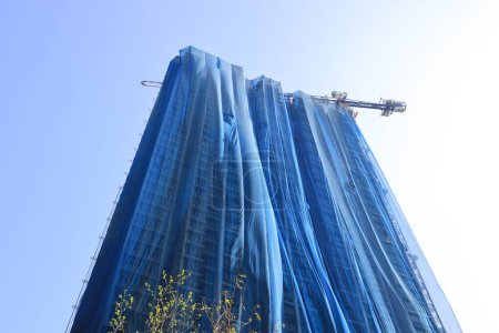 Téléchargez les photos : Une grue opérateur chantier de construction bleu - en image libre de droit