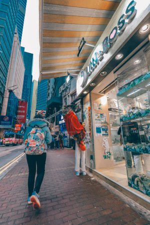 Téléchargez les photos : 9 fév 2024 quartier commerçant très bondé de Causeway Bay sur l "île de Hong Kong - en image libre de droit
