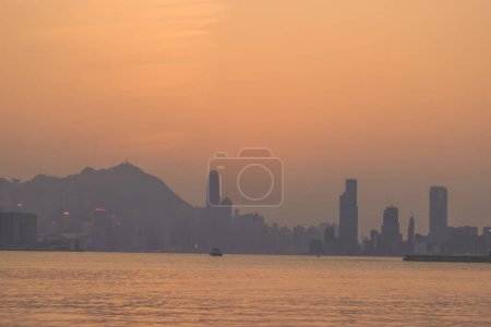 Foto de La puesta de sol del paisaje urbano de Hong Kong Feb 10 2024 - Imagen libre de derechos