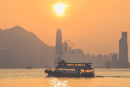 Téléchargez les photos : Bâtiments modernes avec hong kong ferry 10 fév 2024 - en image libre de droit