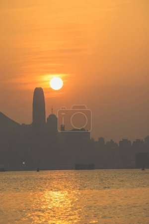Foto de La puesta de sol del paisaje urbano de Hong Kong Feb 10 2024 - Imagen libre de derechos