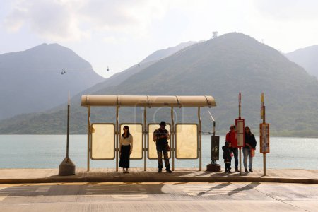 Téléchargez les photos : 13 fév 2024 arrêt de bus sur la route côtière de l'île de Lantau - en image libre de droit
