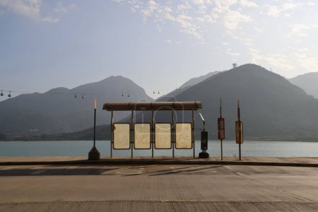 Foto de Feb 13 2024 parada de autobús en la carretera de la costa en la isla de Lantau - Imagen libre de derechos