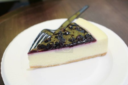 Téléchargez les photos : Le gâteau au fromage aux myrtilles avec assiette blanche - en image libre de droit