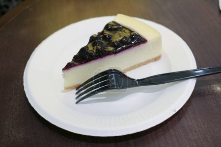 Téléchargez les photos : Le gâteau au fromage aux myrtilles avec assiette blanche - en image libre de droit