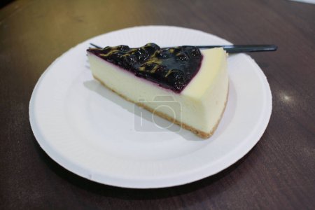Foto de La torta del queso Arándano con el plato blanco - Imagen libre de derechos