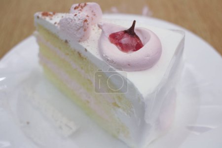 Téléchargez les photos : Gâteau à la crème avec cerise sur l'assiette - en image libre de droit