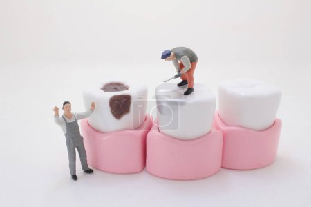 Foto de Trabajador creativo en miniatura limpiando dientes, la diversión de la figura - Imagen libre de derechos