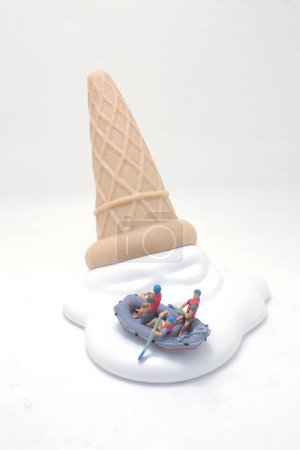 Téléchargez les photos : Le Rafting dans la crème glacée au cône de gaufre - en image libre de droit