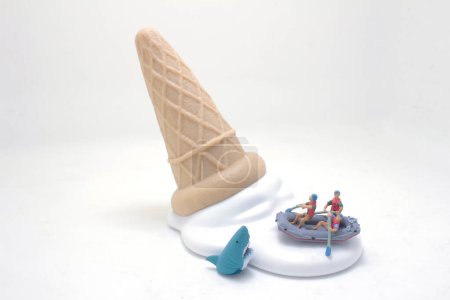 Téléchargez les photos : Le Rafting dans la crème glacée au cône de gaufre - en image libre de droit