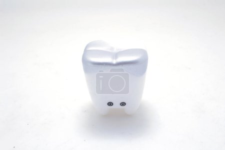 Téléchargez les photos : Le modèle Dents avec outil dentaire sur fond gris - en image libre de droit