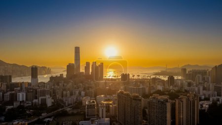 Téléchargez les photos : Le coucher du soleil du district de West Kowloon, hk 12 mars 2024 - en image libre de droit