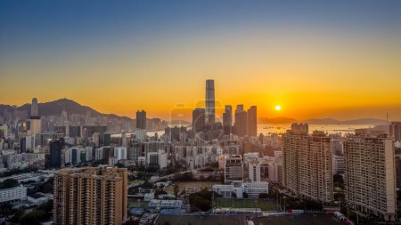 Téléchargez les photos : Le coucher du soleil du district de West Kowloon, hk 12 mars 2024 - en image libre de droit