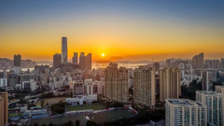 Foto de La puesta de sol del distrito de West Kowloon, hk Marzo 12 2024 - Imagen libre de derechos