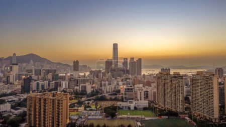 Foto de Una puesta de sol del distrito de West Kowloon, hk Marzo 12 2024 - Imagen libre de derechos