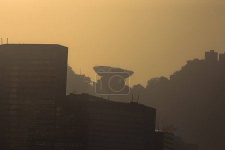 Téléchargez les photos : Jan 15 2024 Avec le soleil au-dessus de l'horizon hong kong - en image libre de droit