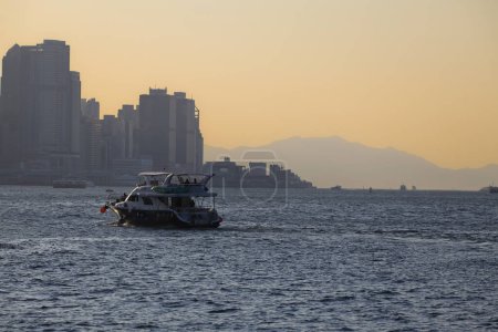 Téléchargez les photos : 15 janv. 2024 au port de Victoria à Hong Kong, Chine - en image libre de droit
