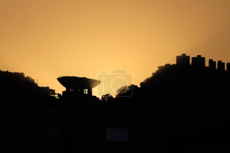 Téléchargez les photos : The Peak Tower with the sun, hong kong Jan 15 2024 - en image libre de droit