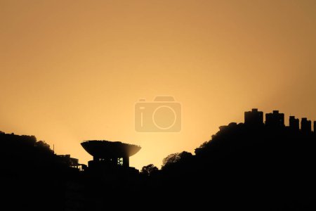 Téléchargez les photos : The Peak Tower with the sun, hong kong Jan 15 2024 - en image libre de droit