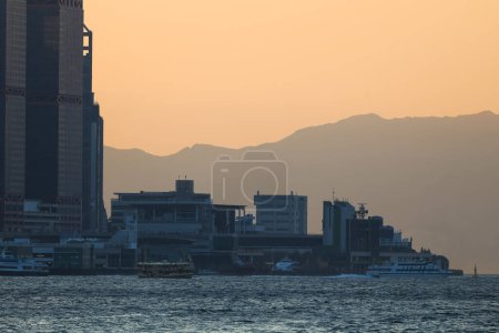 Téléchargez les photos : Jan 15 2024 Avec le soleil et les nuages au-dessus de l'horizon hk - en image libre de droit