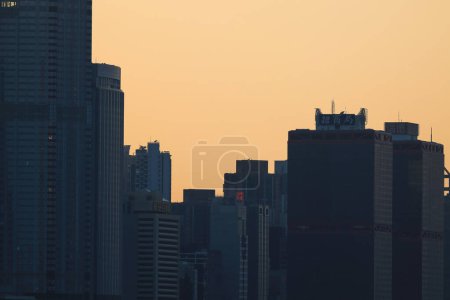 Foto de Jan 15 2024 Con el sol y las nubes sobre el horizonte hk - Imagen libre de derechos
